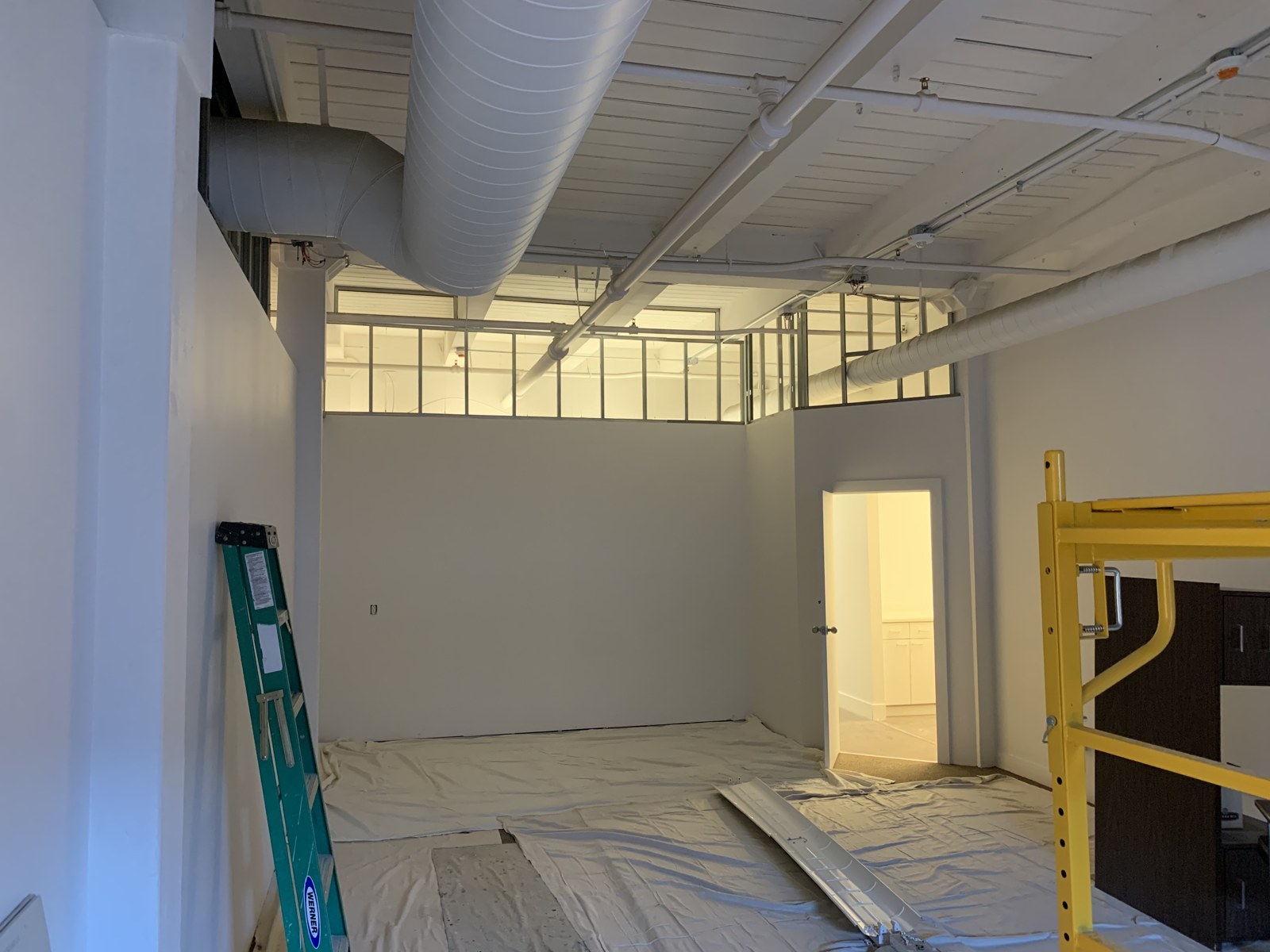Interior partitions with exposed overhead ductwork